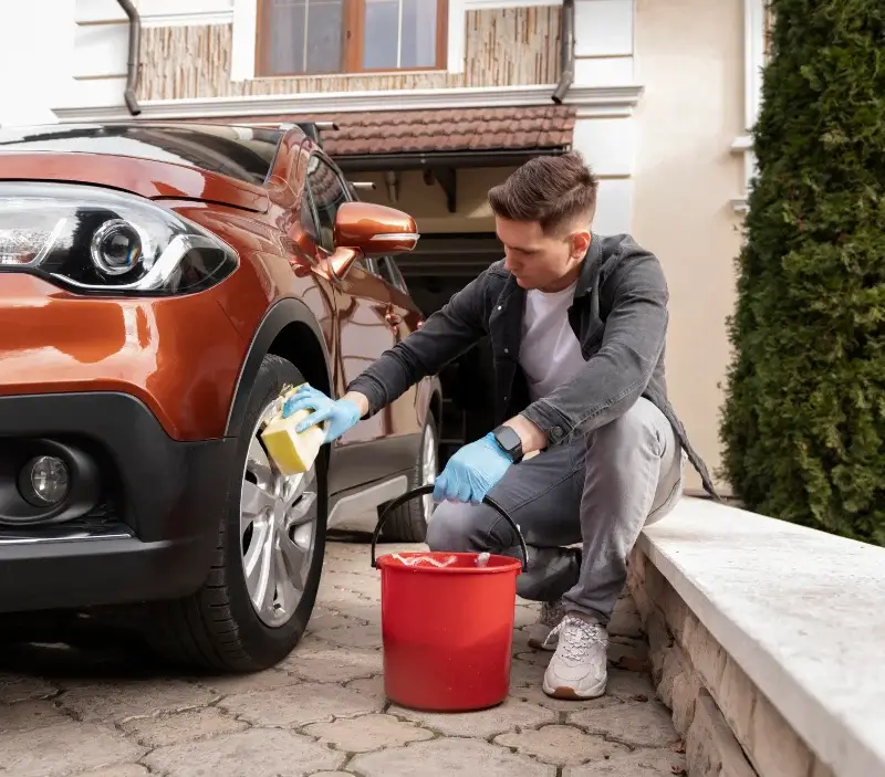 Lavage auto à domicile Granzay-Gript : professionnel intervenant sur un véhicule
